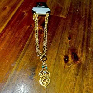 Beautiful fashion necklace in Gold.